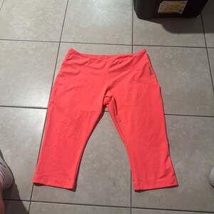 Reebok PlayDry Women's XL Neon Coral Pink Cropped Compression Leggings